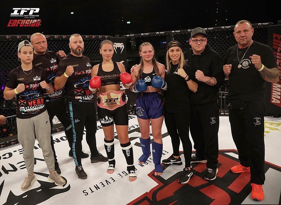 Kim Klomfaß und Selina Vugts mit ihrem Trainer-Teams